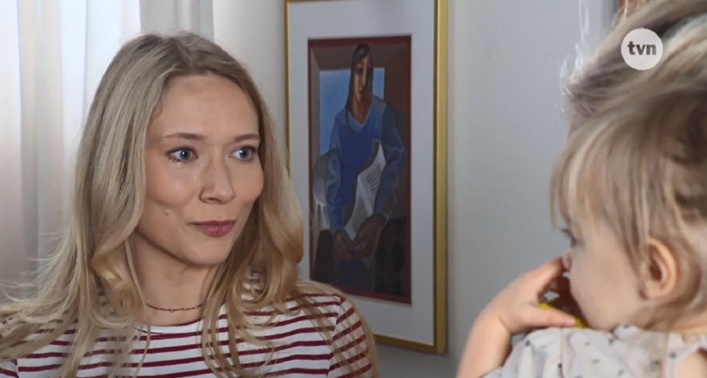 Na Wspólnej odc. 3961. Łucja Agier (Magdalena Kaczmarek), matka Anny Kolendy - Teresa Boska (Sylwia Wysocka), Ania (Kornelia Krynicka)