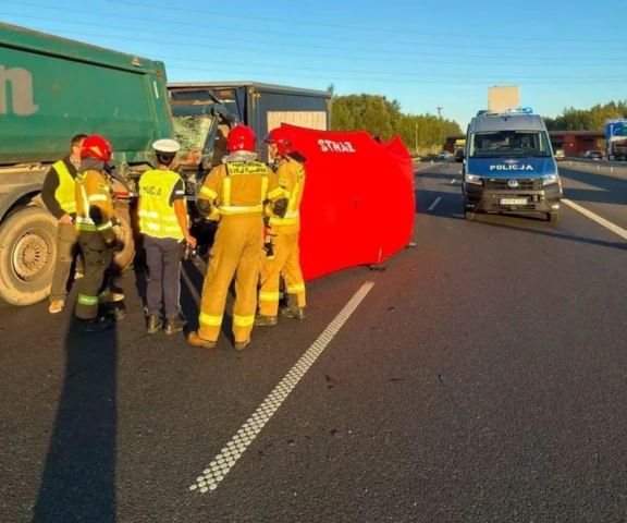 TIR wjechał w tył auta. Kabina kierowcy została zmiażdżona