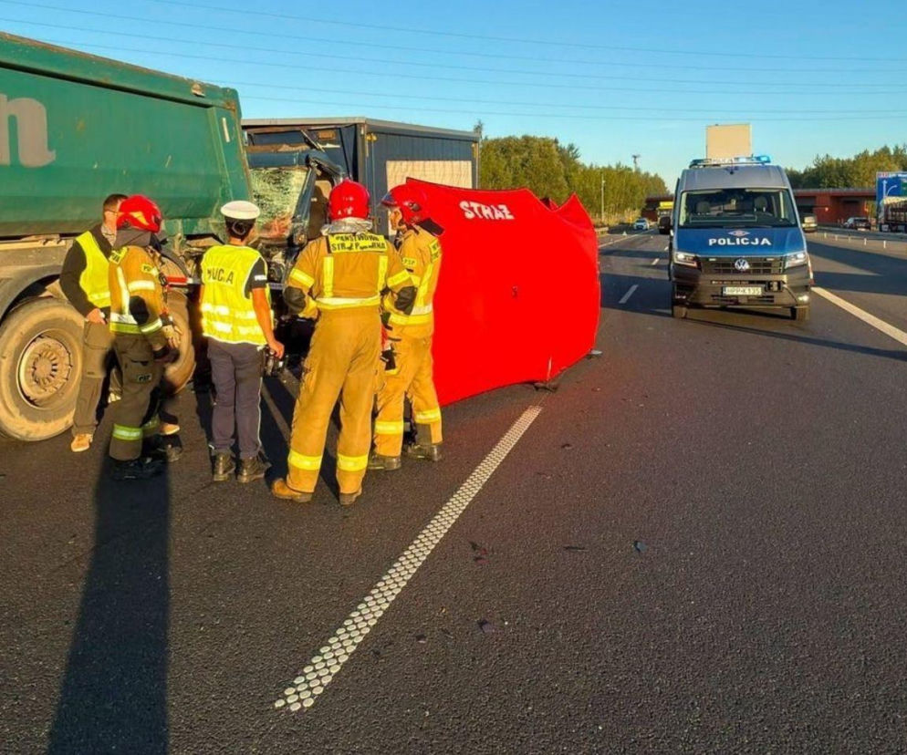 TIR wjechał w tył auta. Kabina kierowcy została zmiażdżona