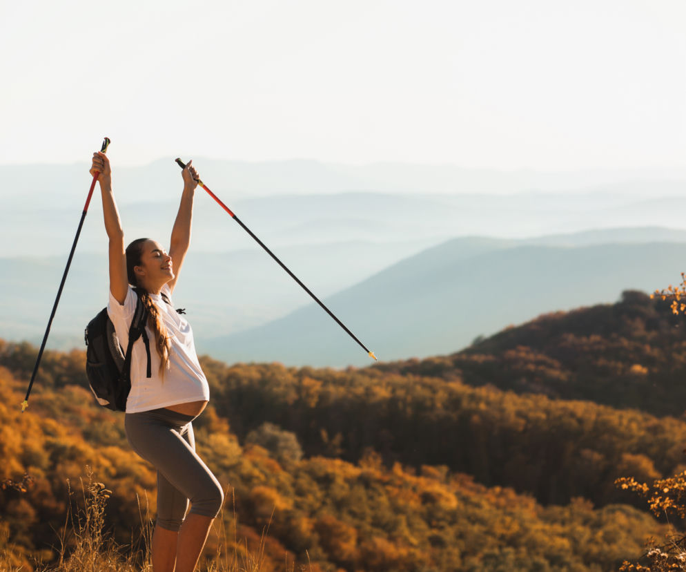 Nordic walking w ciąży: 5 powodów, dla których warto maszerować z kijkami