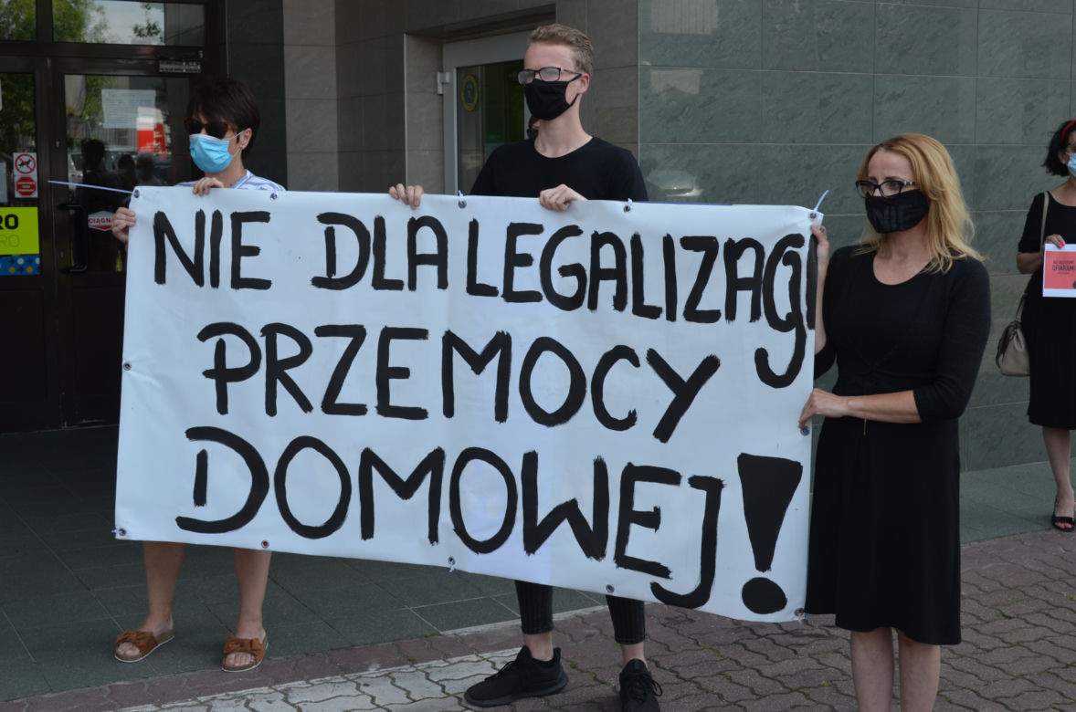 Protest przed biurem starachowickiego posła PiS