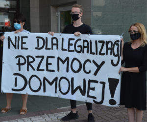 Protest przed biurem starachowickiego posła PiS