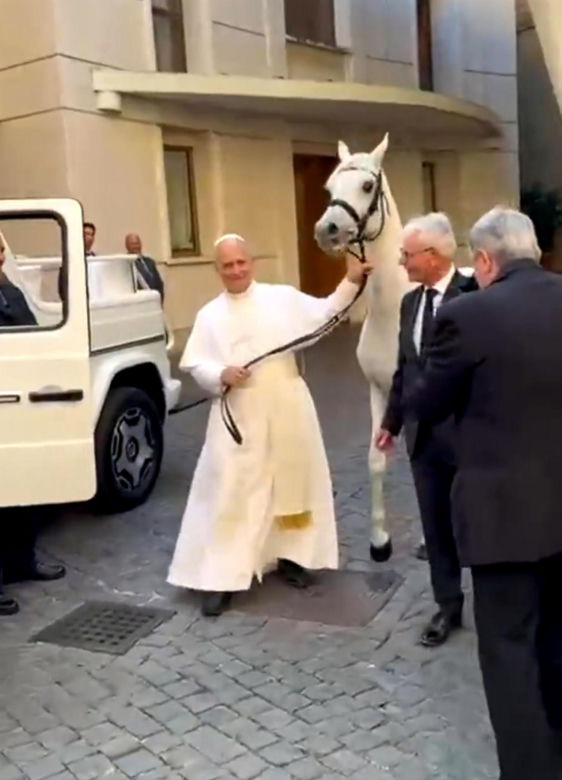 Papież Leon XIV otrzymał w środę białego konia czystej krwi arabskiej ze stadniny w Kołobrzegu-Budzistowie