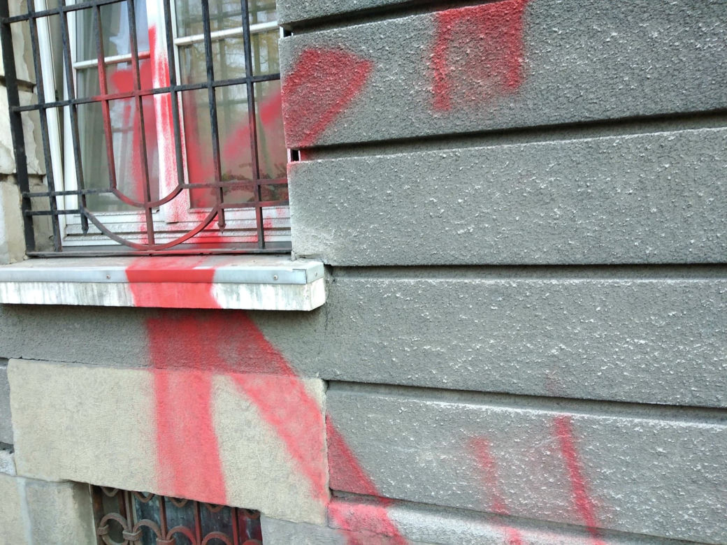 Tarnów. Siedziba urzędu miasta ZDEWASTOWANA. Ktoś namalował napis: "politycy to k****"