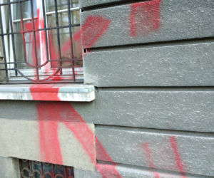 Tarnów. Siedziba urzędu miasta ZDEWASTOWANA. Ktoś namalował napis: politycy to k****