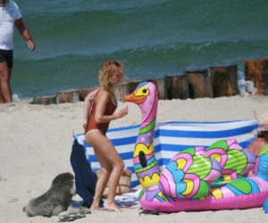 Anna Kalczyńska przyniosła ptaka na plażę
