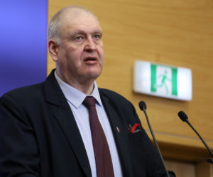 Zamieszanie wokół TK! Strona Trybunału informuje o zawieszeniu prezesa. Święczkowski: „Jestem w drodze do Warszawy”