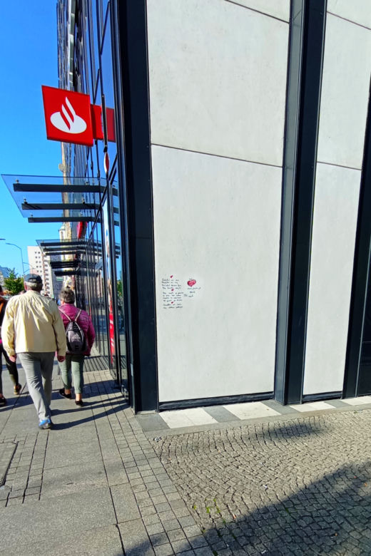Wyznaje miłość Ewie na ulicach Szczecina. Zakochany desperat? Artysta? A może zwykły wandal?