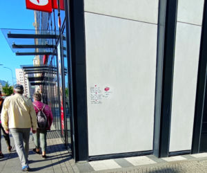 Wyznaje miłość Ewie na ulicach Szczecina. Zakochany desperat? Artysta? A może zwykły wandal?