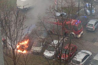 POŻAR W DOLINIE SŁUŻEWIECKIEJ - kłęby dymu z płonącego auta!