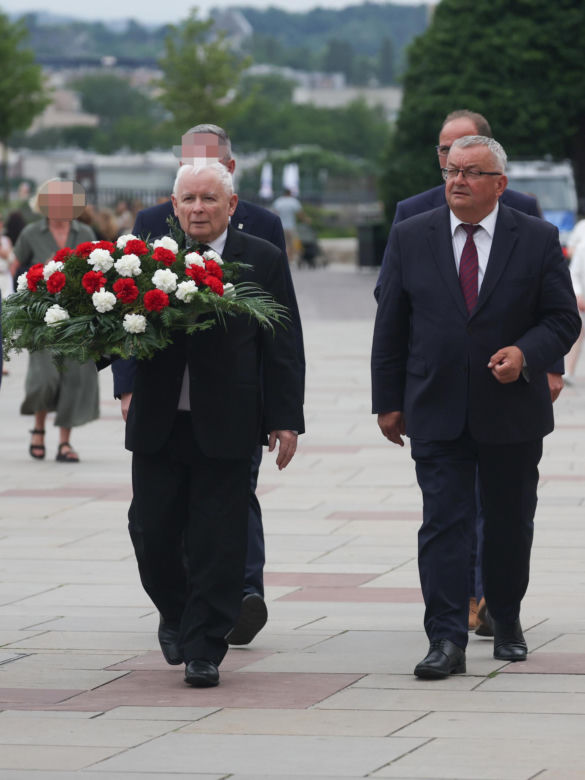 Jarosław Kaczyński odwiedził grób brata w dniu urodzin. Towarzyszyła mu rodzina [ZDJĘCIA]