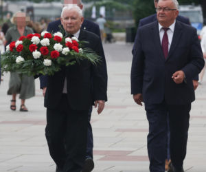 Jarosław Kaczyński odwiedził grób brata w dniu urodzin. Towarzyszyła mu rodzina [ZDJĘCIA]