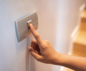 Jak działa łącznik schodowy i jak prawidłowo go podłączyć