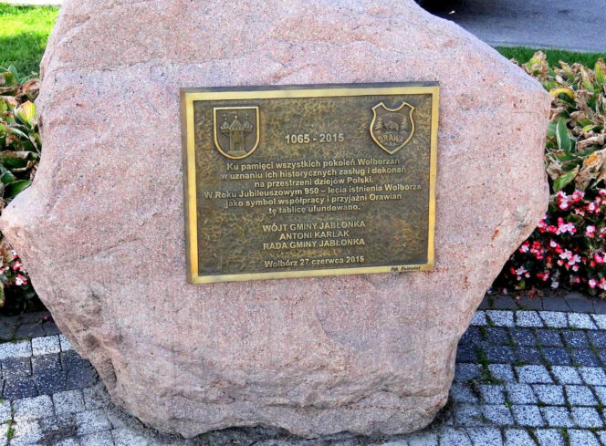 To jedno z najstarszych miast w woj. łódzkim. Było osadą słowiańską, a później siedzibą biskupów