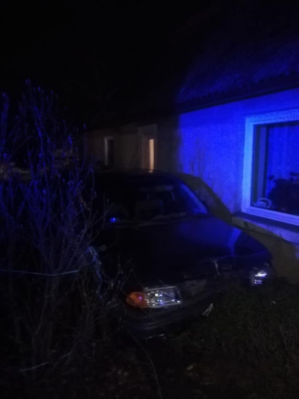 Płock. Zdemolował ogrodzenie i zatrzymał się tuż przed domem! Poszukuje go policja! [ZDJĘCIA]