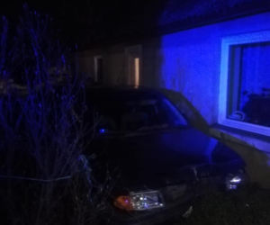Płock. Zdemolował ogrodzenie i zatrzymał się tuż przed domem! Poszukuje go policja! [ZDJĘCIA]