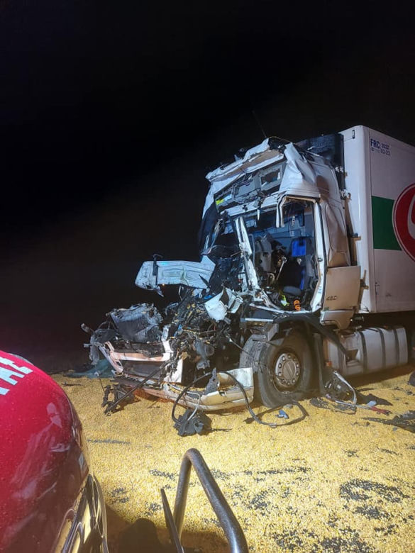 Potężne zderzenie tira i ciągnika pod Sierpcem! 36-latek zginął w roztrzaskanej kabinie [ZDJĘCIA]