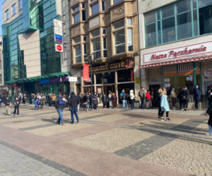 Tak wrocławianie obchodzili Tłusty Czwartek. Nie starczyło pączków! [ZDJĘCIA]