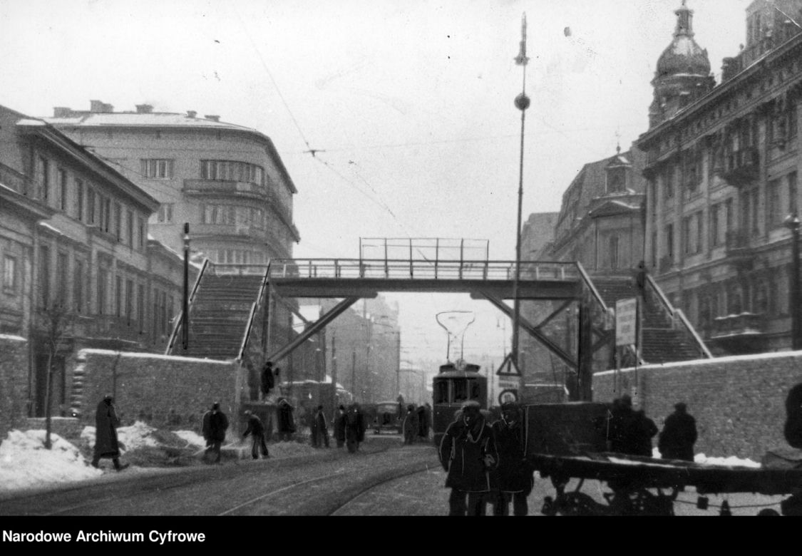 Most nad ul. Chłodną łączący dwie części getta. Widoczny tramwaj nr 16.