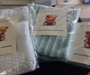 Kieleckie seniorki wydziergały kocyki dla wcześniaków