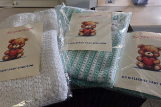 Kieleckie seniorki wydziergały kocyki dla wcześniaków