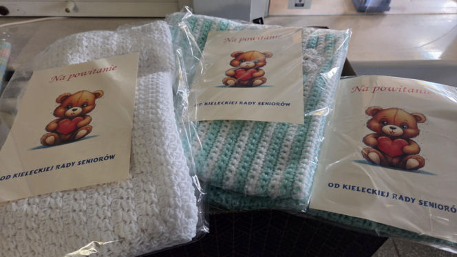 Kieleckie seniorki wydziergały kocyki dla wcześniaków
