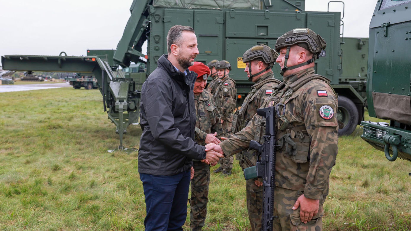 Donald Tusk i Władysław Kosiniak-Kamysz podczas wizyty na Centralnym Poligonie Sił Powietrznych w Ustce