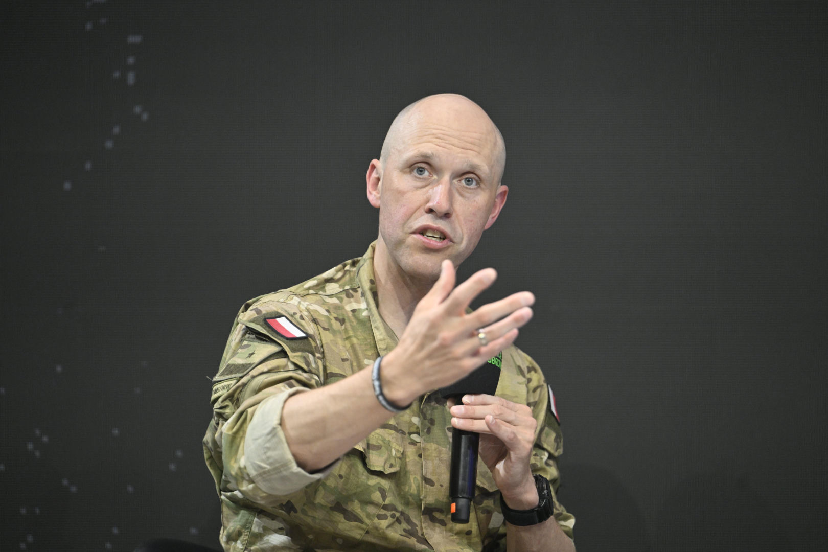 Warszawskie Targi Obronne. Scena Biała. Fire chat: Gen. Chmielewski o pasji do cyberbezpieczeństwa i i ekstremalnego biegania