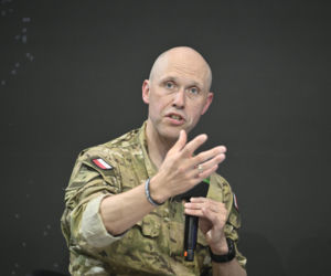 Warszawskie Targi Obronne. Scena Biała. Fire chat: Gen. Chmielewski o pasji do cyberbezpieczeństwa i i ekstremalnego biegania