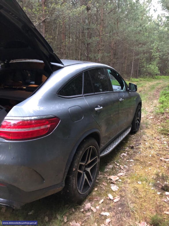 Policjanci odzyskali kilka kradzionych aut, w tym imponującego Mercedesa