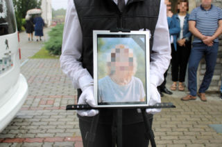 Niebo zapłakało nad Reginą Ż. Wzruszający pogrzeb ofiary tragedii na Węgrzech
