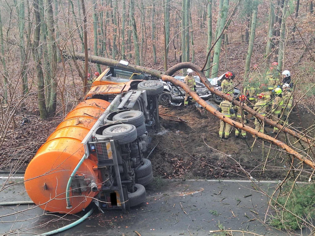 Koszmarny wypadek pod Bydgoszczą! Matka i maleńkie dziecko w szpitalu [ZDJĘCIA]