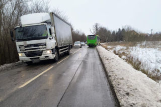 Trudne warunki na drogach woj. warmińsko-mazurskiego. Są utrudnienia w ruchu