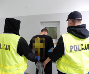 Włocławek. Podczas interwencji policyjnej wyciągnął nóż. Wcześniej awanturował się z babcią