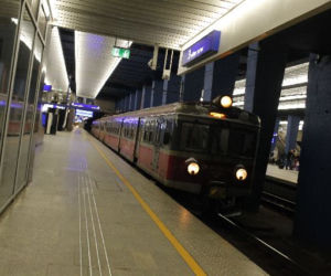 Pociąg dworzec centralny w Warszawie peron stacja pkp