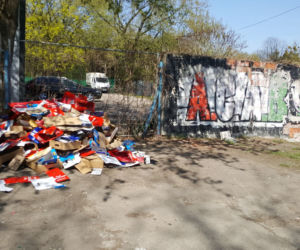 Bałagan w Parku Moczydło po dniu targowym na bazarze Olimpia