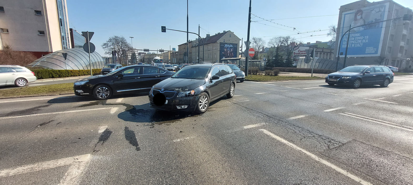 Bydgoszcz. Wypadek z udziałem karetki na rondzie Jagiellonów [ZDJĘCIA]