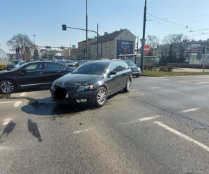 Bydgoszcz. Wypadek z udziałem karetki na rondzie Jagiellonów [ZDJĘCIA]