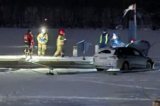 Pijany 59-latek wjechał skodą na jezioro. Jego rajd po lodzie zakończył się w zaskakujący sposób