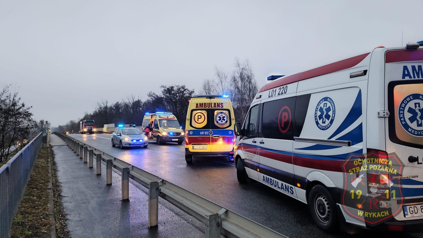 Zderzenie ciężarówki z karetką w pow. ryckim. Załoga pogotowia trafiła do szpitala