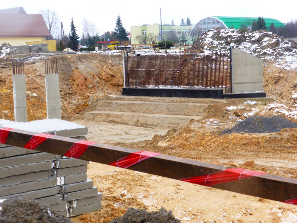 Pierwsze odcinki podbudowy bitumicznej i nawierzchni na obwodnicy Wąchocka