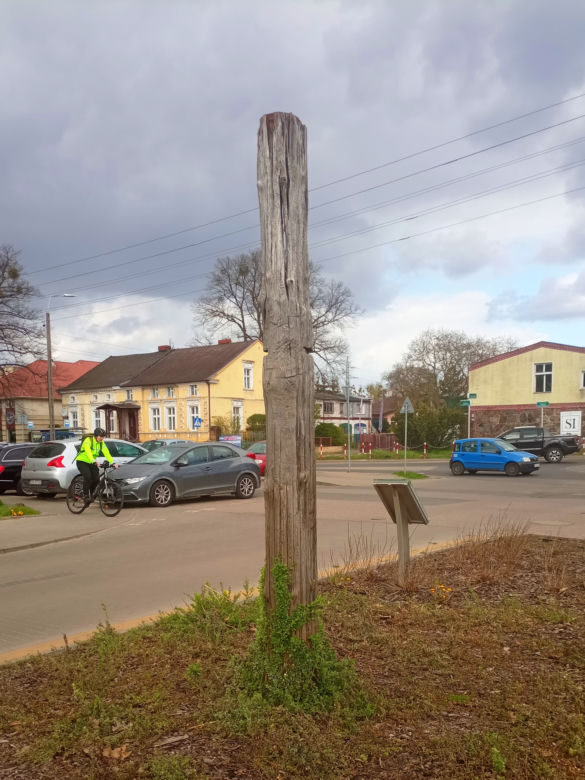 Zabytkowa pompa i jej replika na Krzekowie