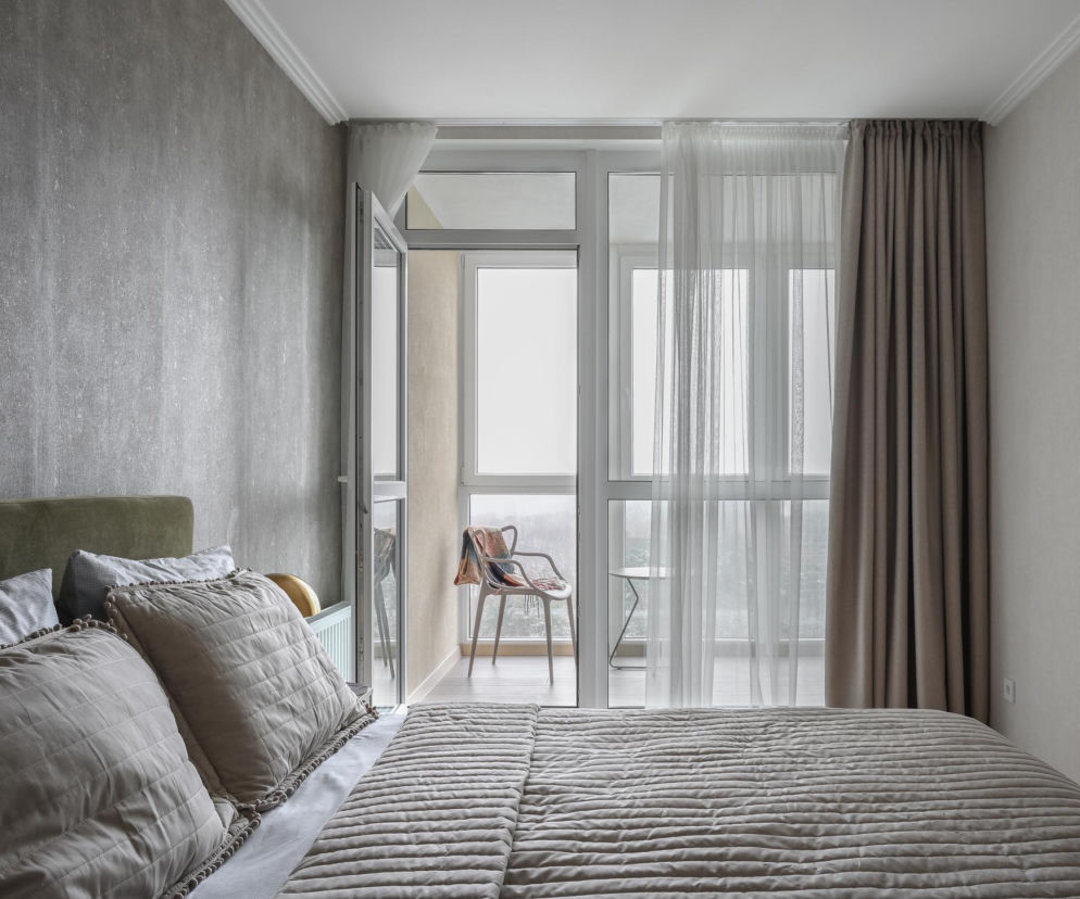 Jak odświeżyć firanki bez ich zdejmowania? Sprawdzony sposób!