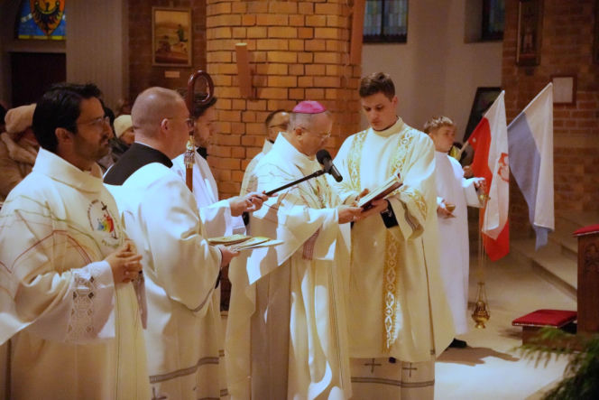 Ks. bp Tadeusz Lityński, święcenie krucyfiksu