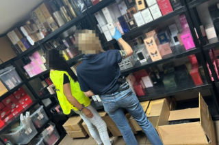 Sprzedawał perfumy na transmisjach live. Służby przejęły towar za 1,5 mln zł
