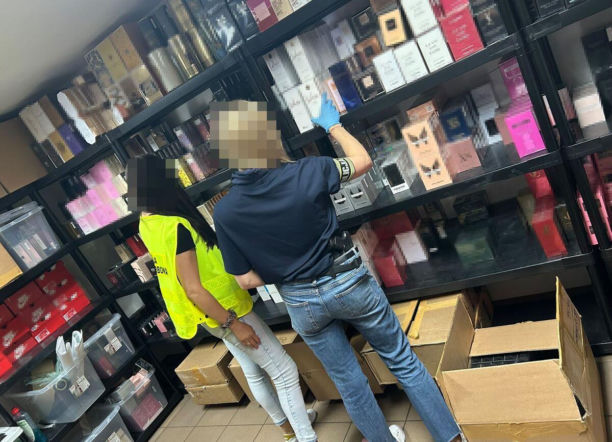 Sprzedawał perfumy na transmisjach live. Służby przejęły towar za 1,5 mln zł
