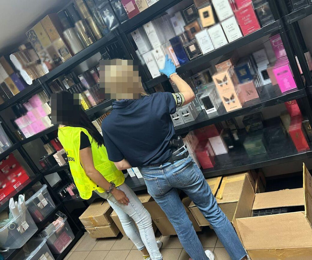 Sprzedawał perfumy na transmisjach live. Służby przejęły towar za 1,5 mln zł