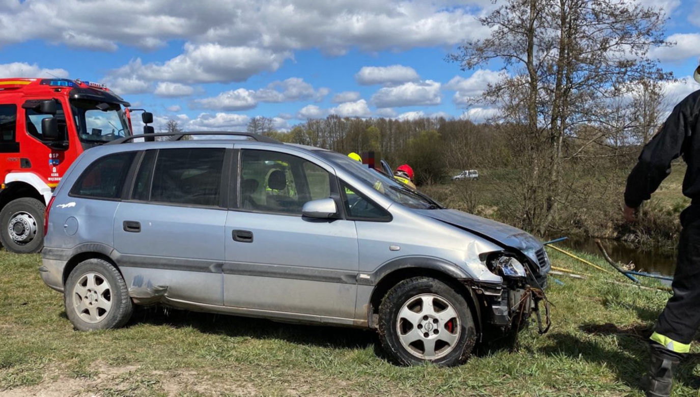 Samochód przebił bariery mostu i wpadł do wody