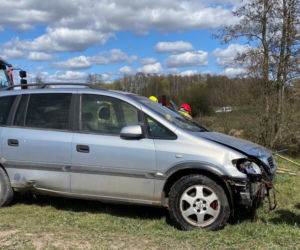 Samochód przebił bariery mostu i wpadł do wody