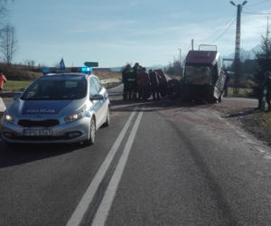 Jurgów. Słowacki kierowca wjechał w ciągnik. Jedna osoba została zabrana do szpitala [ZDJĘCIA]